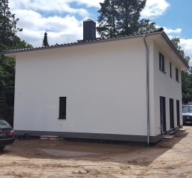 Hausübergabe fertiggestelltes Stadthaus, Kamin, Putz, graue Fenster