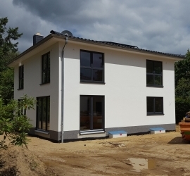 eingeschossige Stadtvilla mit Vollkeller und bodentiefen Fenstern im Dachgeschoss